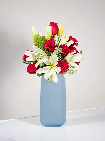 Bouquet gigli bianchi rose rosse